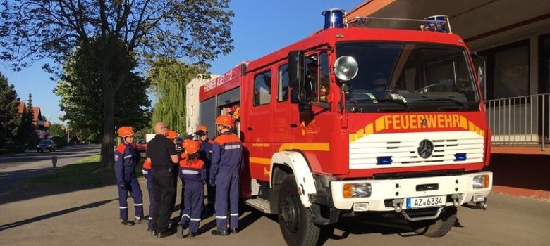 Die Mitglieder der Jugendfeuerwehr lernen die Einsatzfahrzeuge der Feuerwehr und deren Ausrüstung kennen Die Mitglieder der Jugendfeuerwehr lernen die Einsatzfahrzeuge der Feuerwehr und deren Ausrüstung kennen