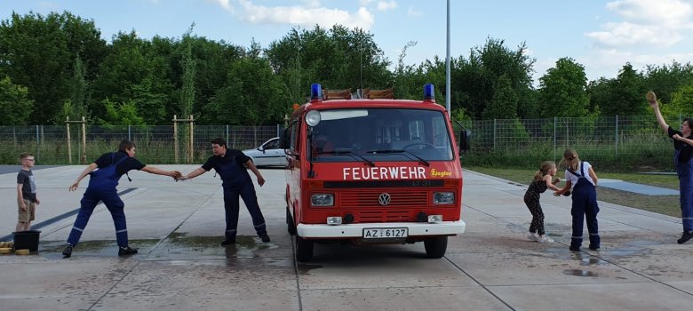 Spiel und Spaß gehören ebenso zum Alltag wie das Erlernen wichtiger Feuerwehrhandgriffe. Spiel und Spaß gehören ebenso zum Alltag wie das Erlernen wichtiger Feuerwehrhandgriffe.