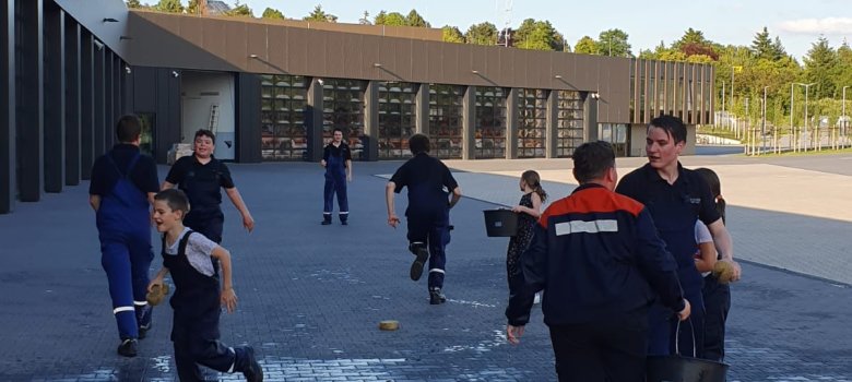 Die Jugendfeuerwehr in Aktion - im Sommer kann es auch mal nass werden Die Jugendfeuerwehr in Aktion - im Sommer kann es auch mal nass werden