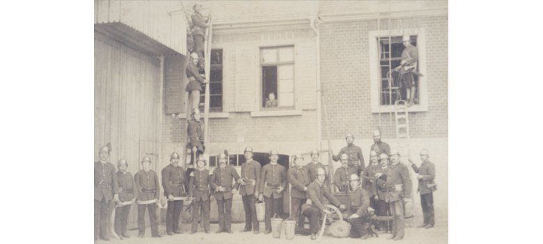 Handbetriebene Pumpen, Einreishaken, Ledereimer und Leitern waren die typische Ausrüstung einer Feuerwehr um 1900 (Feuerwehr des Ortsteils Schafhausen im Hof des Weinguts Müller) Handbetriebene Pumpen, Einreishaken, Ledereimer und Leitern waren die typische Ausrüstung einer Feuerwehr um 1900 (Feuerwehr des Ortsteils Schafhausen im Hof des Weinguts Müller)