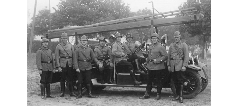 Das erste Alzeyer Feuerwehrauto im Jahr 1934 auf dem Wartbergstadion. Das erste Alzeyer Feuerwehrauto im Jahr 1934 auf dem Wartbergstadion.