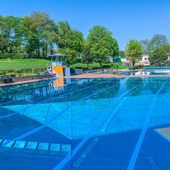 Schwimmbecken im Alzeyer Wartbergbad