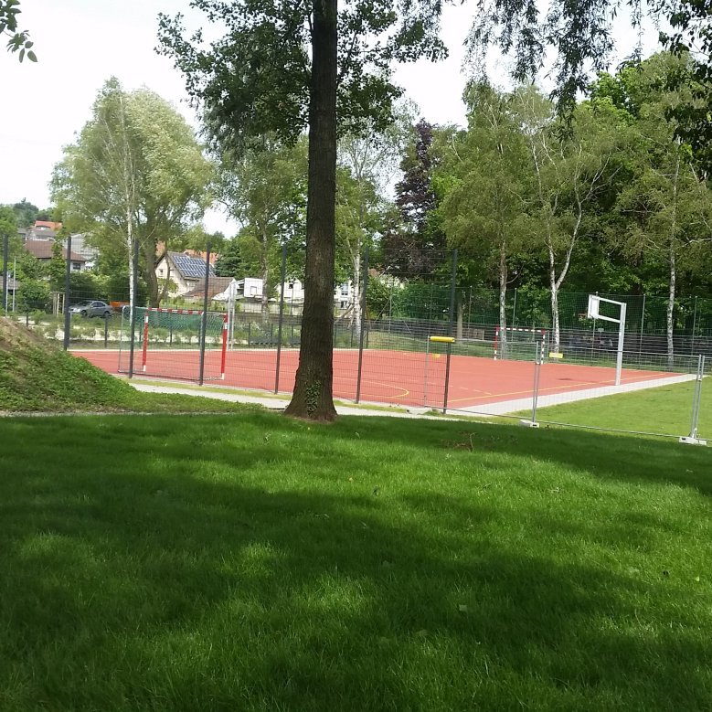 Blick auf den Basketball- und Handballplatz auf dem Freizeitgelände "Am Herdry"