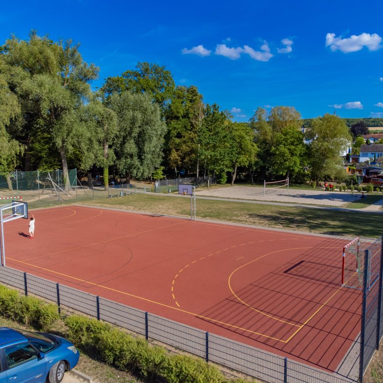 Blick auf den Basketball- und Handballplatz auf dem Freizeitgelände "Am Herdry"