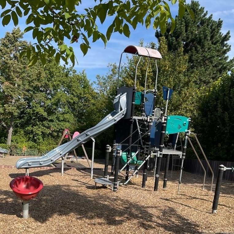 Spielgeräte auf dem Spielplatz Ludwig-Erhard-Weg