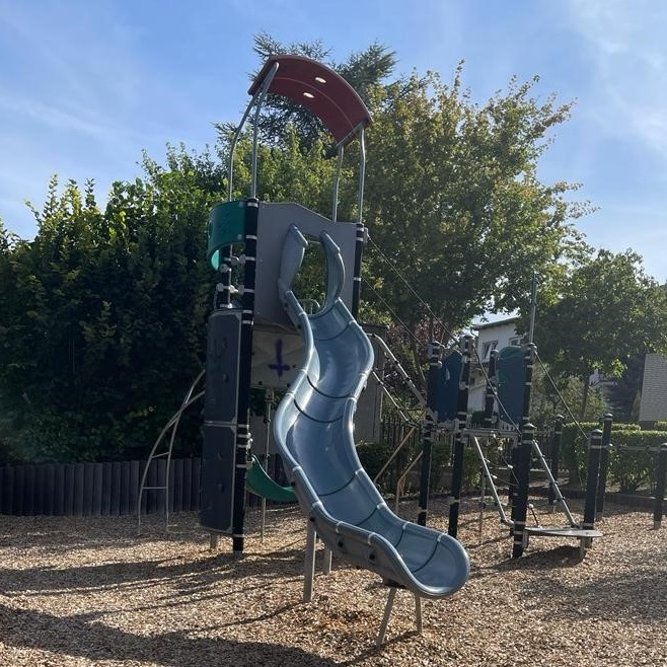 Spielgeräte auf dem Spielplatz Ludwig-Erhard-Weg