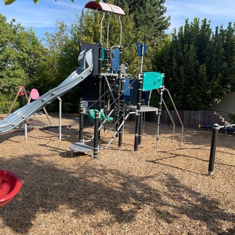 Spielgeräte auf dem Spielplatz Ludwig-Erhard-Weg