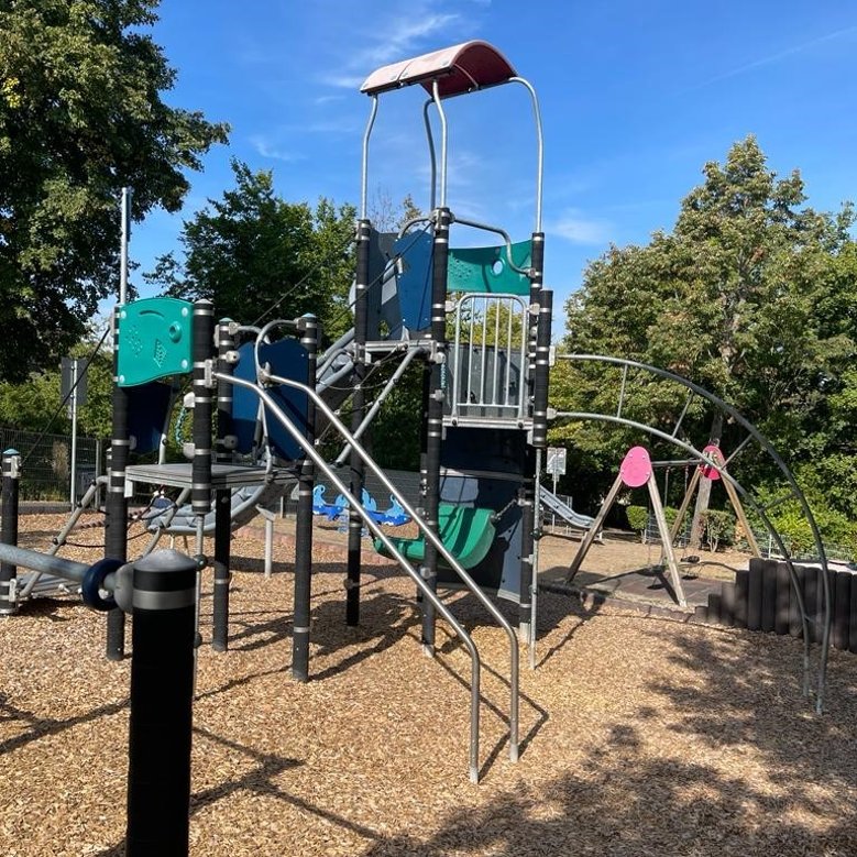 Spielgeräte auf dem Spielplatz Ludwig-Erhard-Weg