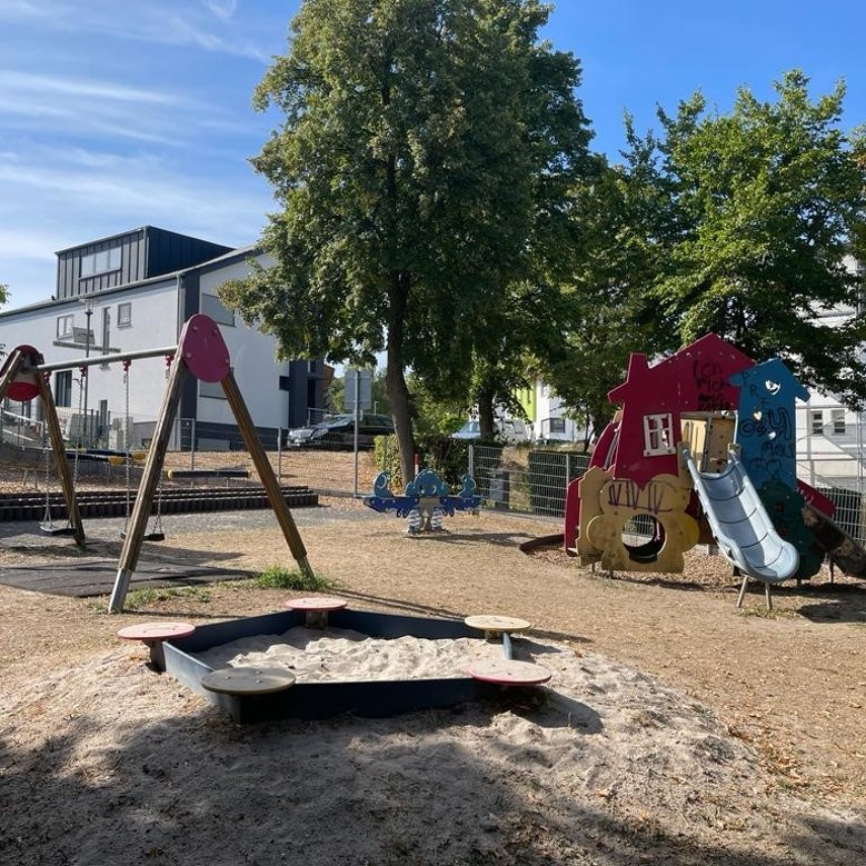 Spielgeräte auf dem Spielplatz Ludwig-Erhard-Weg