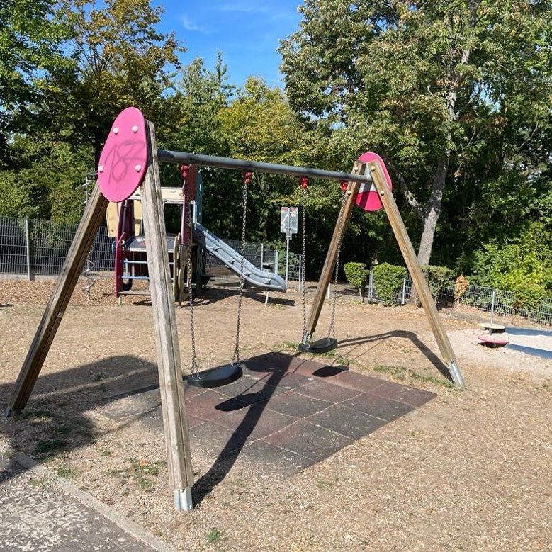 Spielgeräte auf dem Spielplatz Ludwig-Erhard-Weg