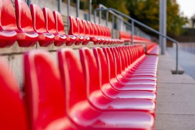 Das Wartbergstadtion Auf dem Bild sind die roten Sitzschalen der trebühne des Alzeyer Wartbergstadions abgebildet.