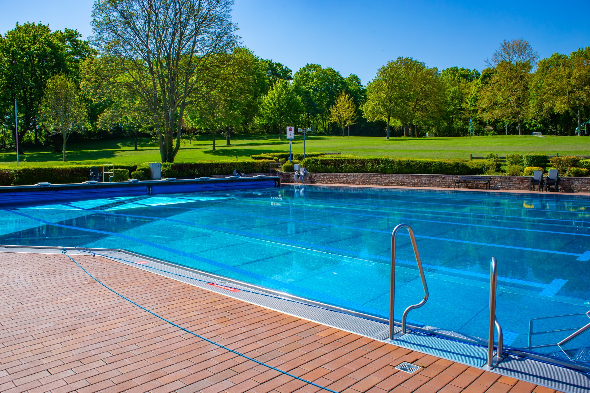 Schwimmerbecken, leer und ruhig.