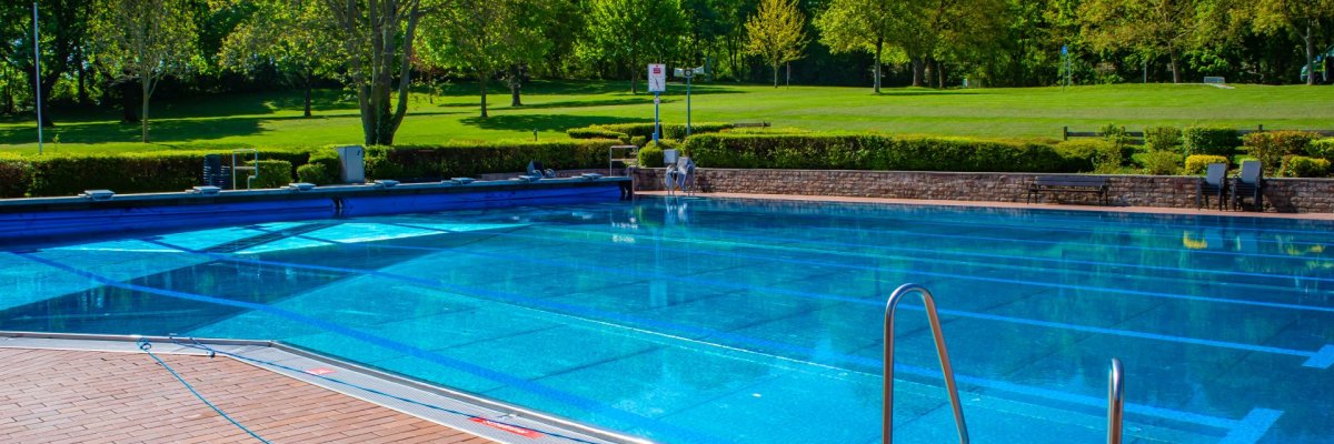 Schwimmerbecken, leer und ruhig.