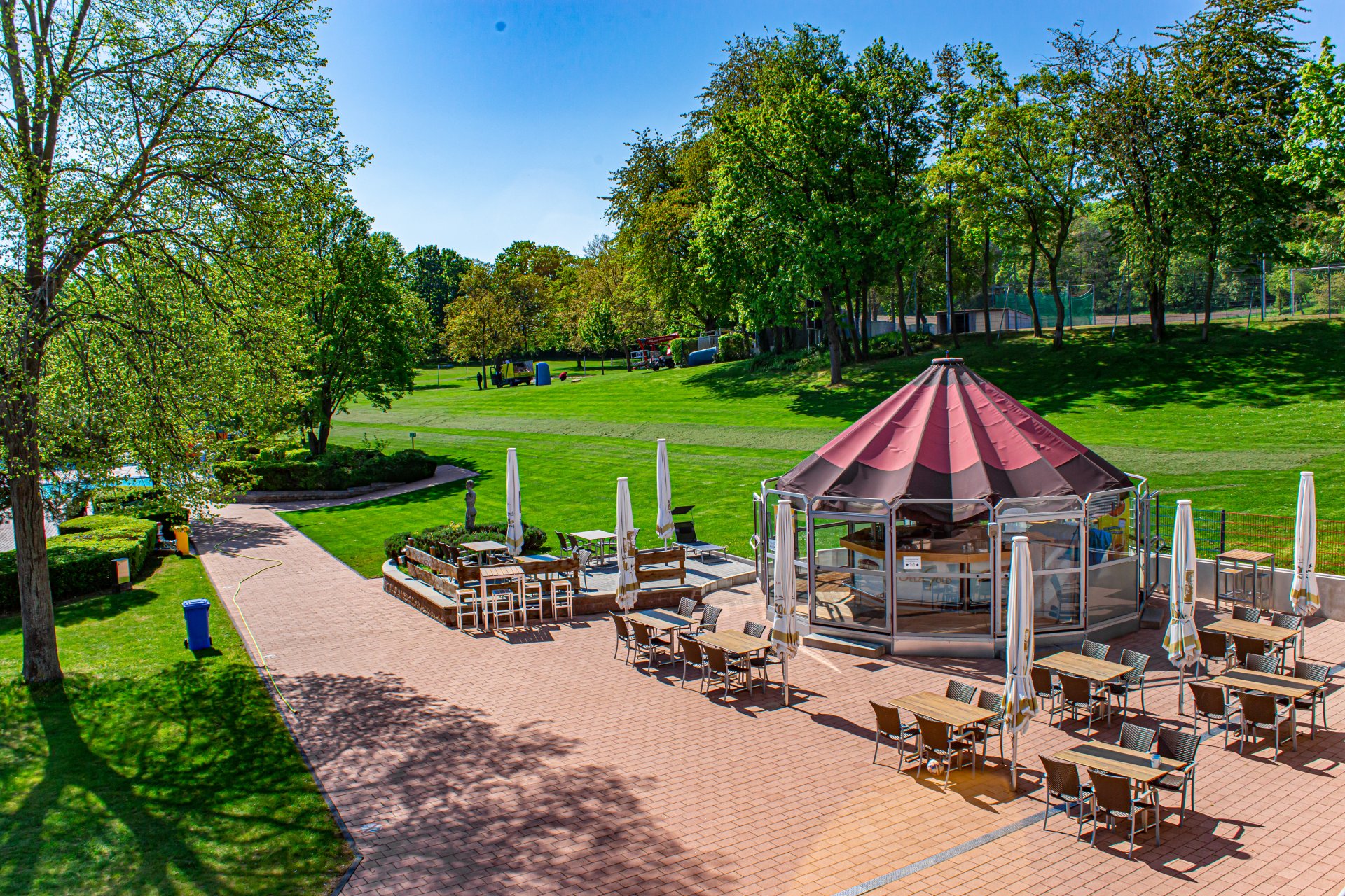 Wartbergbad Von oben, auf den Essbereich der Gäste, mit Blick auf die grüne Wiese.