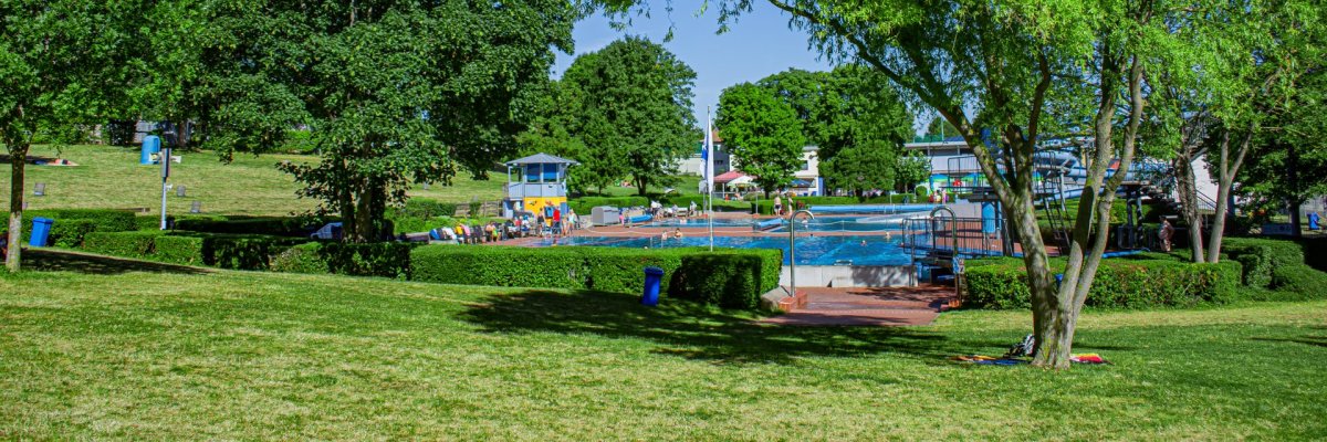 Mit der Sicht von der Wiese, auf das Schwimmerbecken.