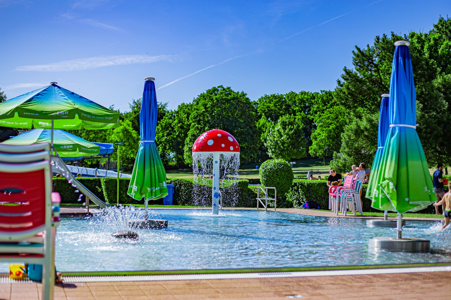 Das Schwimmbecken für die Kleinen. Mit einem Pils, aus dem Wasser kommt.