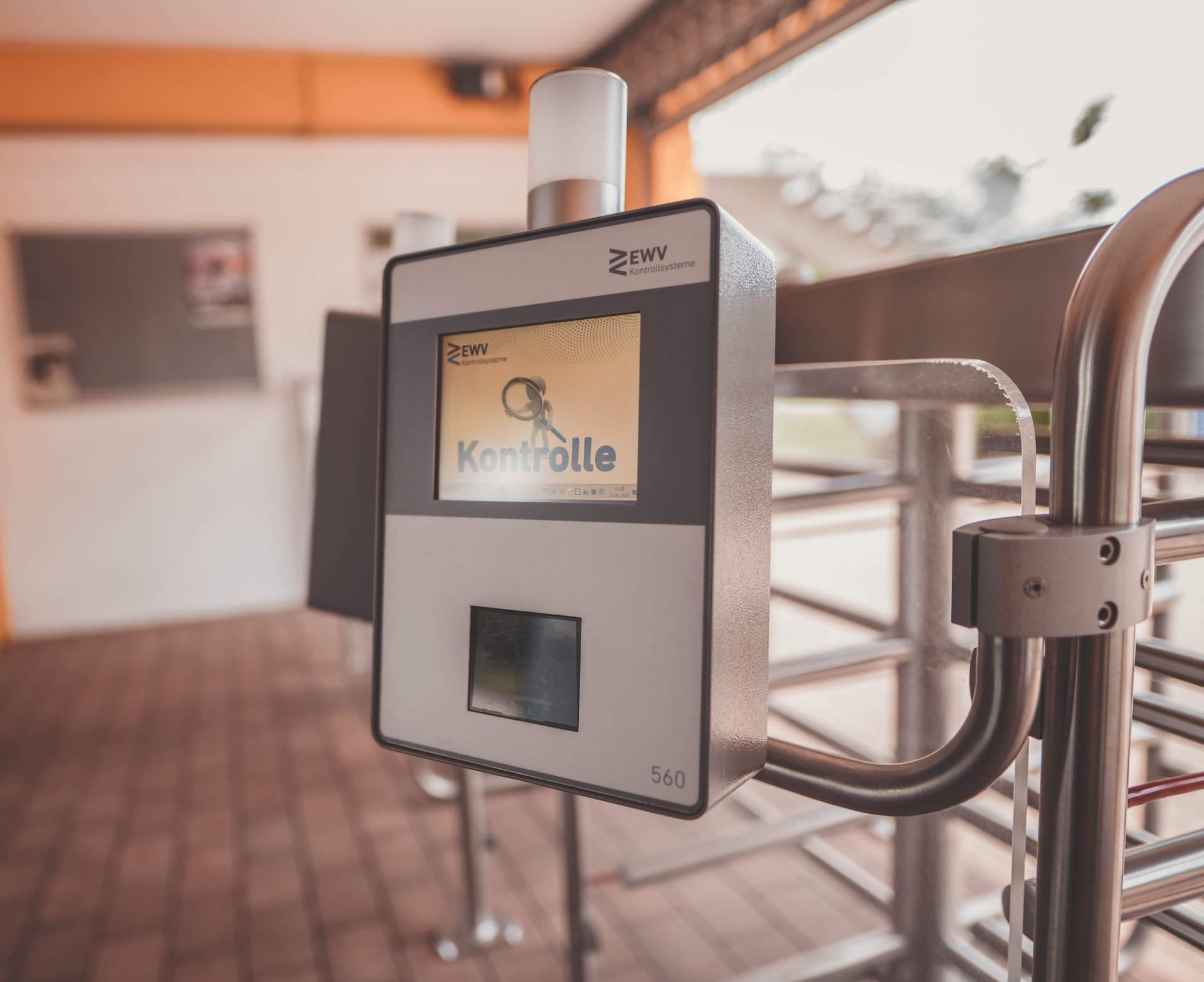 Ein Scangerät am Eingang des Wartbergbads, um die Tickets zu kontrollieren.