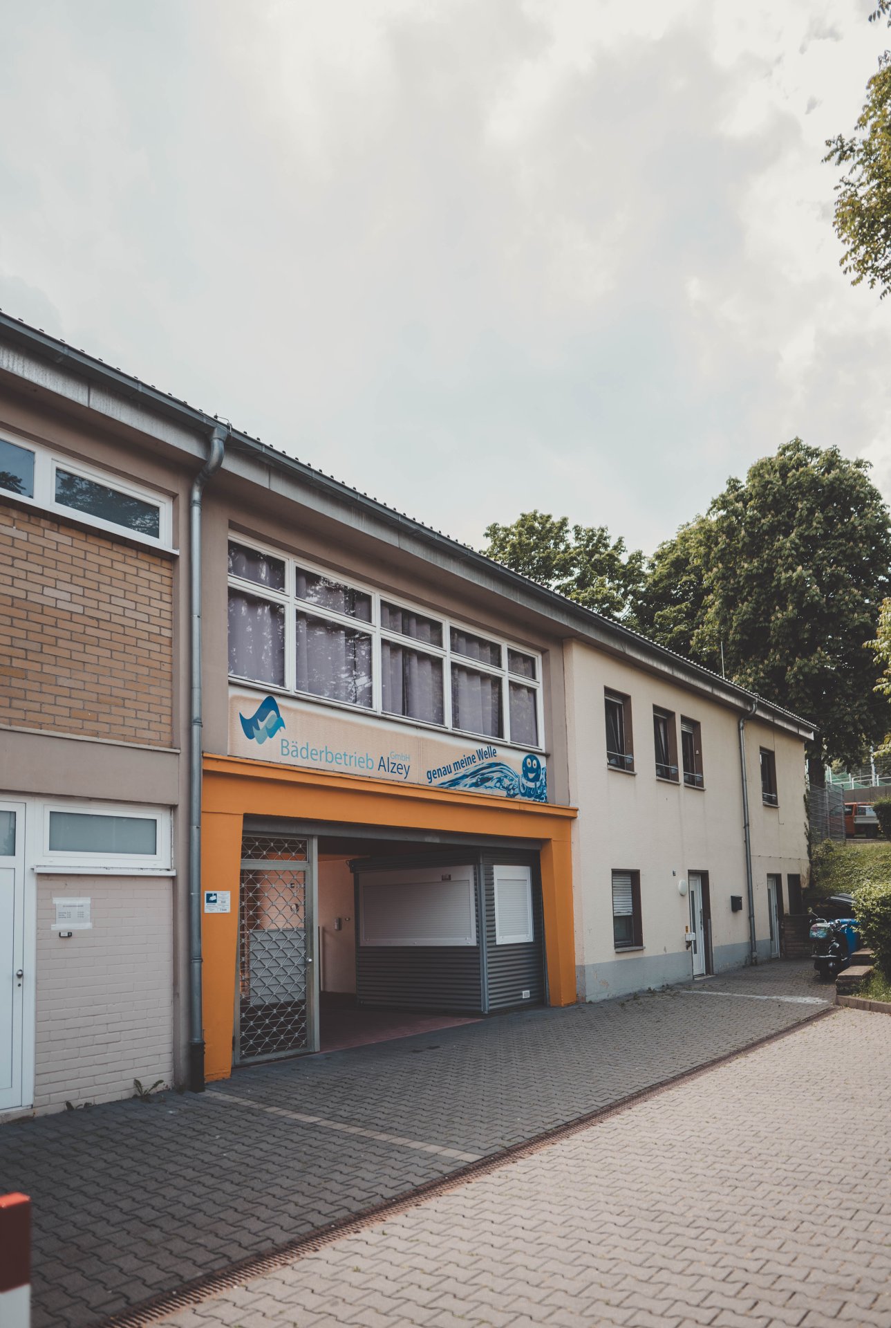 Der Eingang des Wartbergbades vom Parkplatz aus.