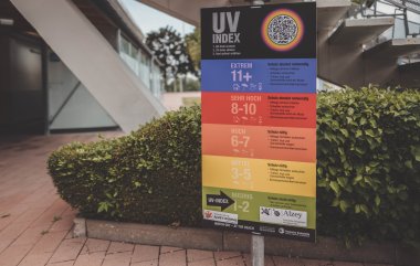 Ein Hinweisschild im Wartbergbad in Alzey.