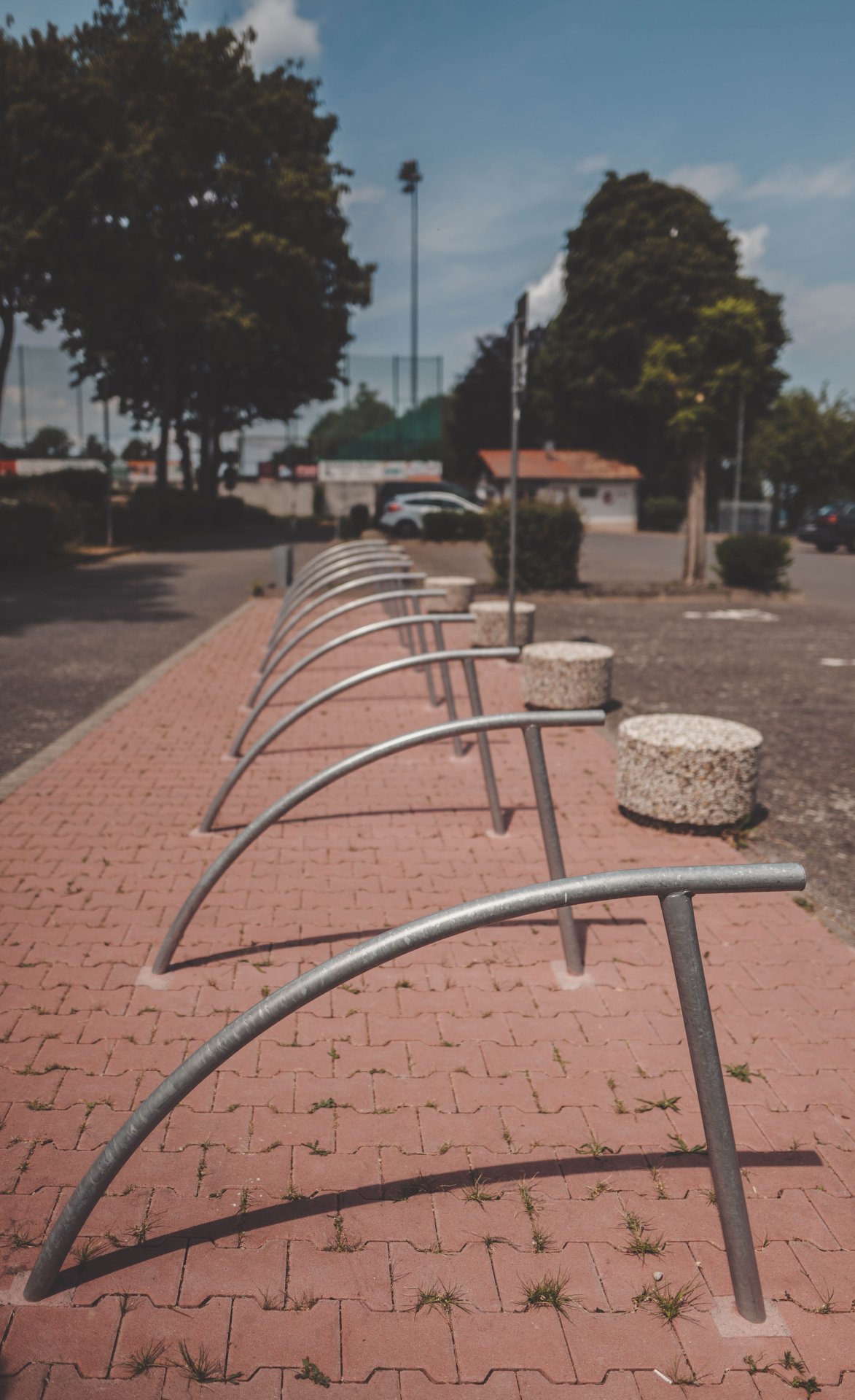 Auf dem Bild sind Fahrradständer vor dem Alzeyer Schwimmbad zu sehen. Im Hintergrund