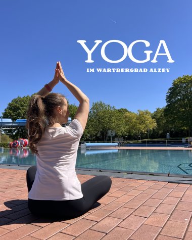Yoga im Wartbergbad Alzey, zu sehen ist eine Frau die am Pool
