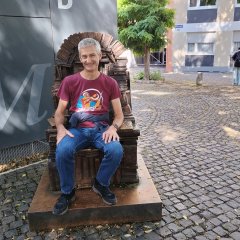 Mann auf Stuhl