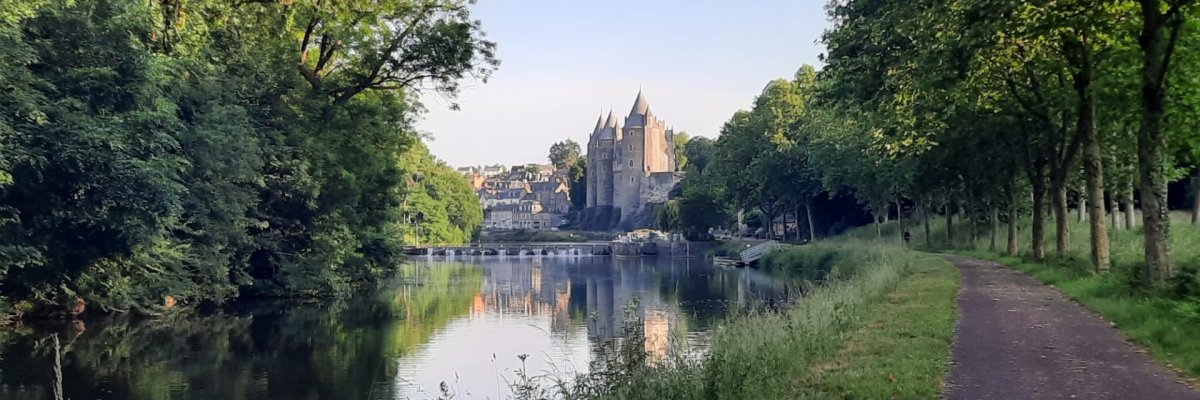 Reise nach Josselin 2025 Schloss in Dämmerung, an kleinem See.