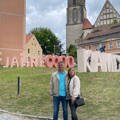 Bürgermeister besucht Kamenz anlässlich der 800-Jahr-Feier Bild von Bürgermeister, vor Wiese.