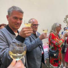 Bürgermeister besucht Kamenz anlässlich der 800-Jahr-Feier Sekt, zum anstoßen.