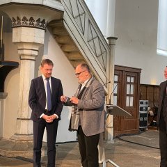 Bürgermeister besucht Kamenz anlässlich der 800-Jahr-Feier Kirche in Sachsen, von innen.