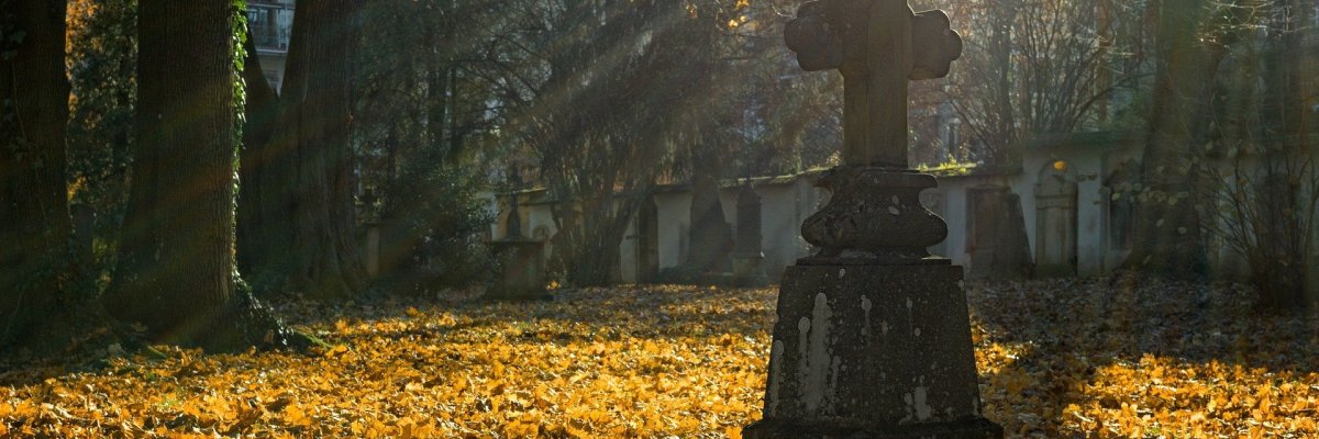 Grabmäler auf einem Friedhof