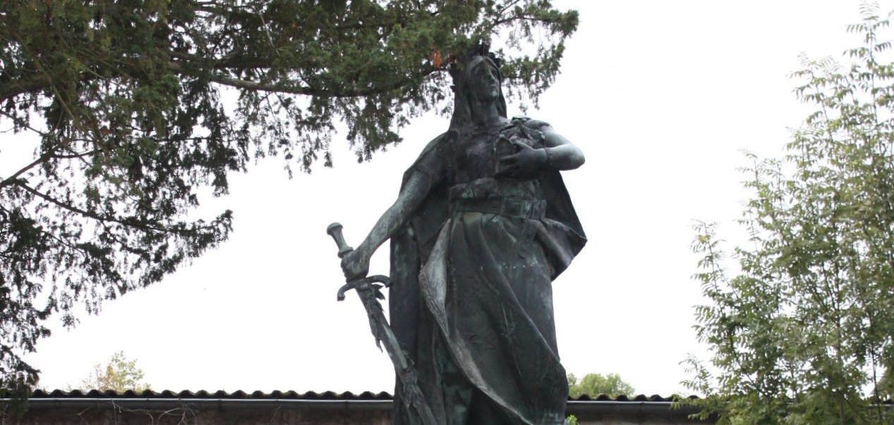 Kriegerdenkmal Germania auf dem Hauptfriedhof Alzey Kriegerdenkmal Germania auf dem Hauptfriedhof Alzey