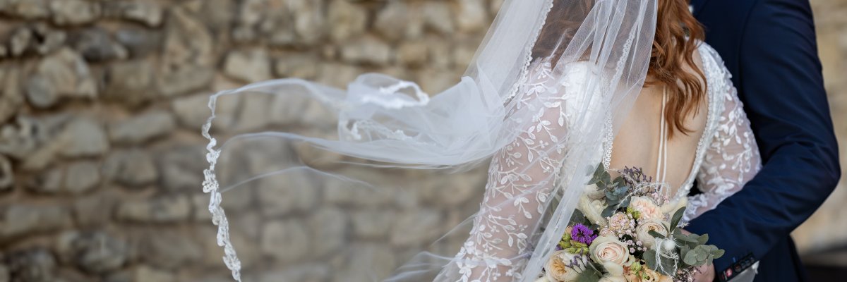 Heiraten in Alzey Braut und Bräutigam von hinten