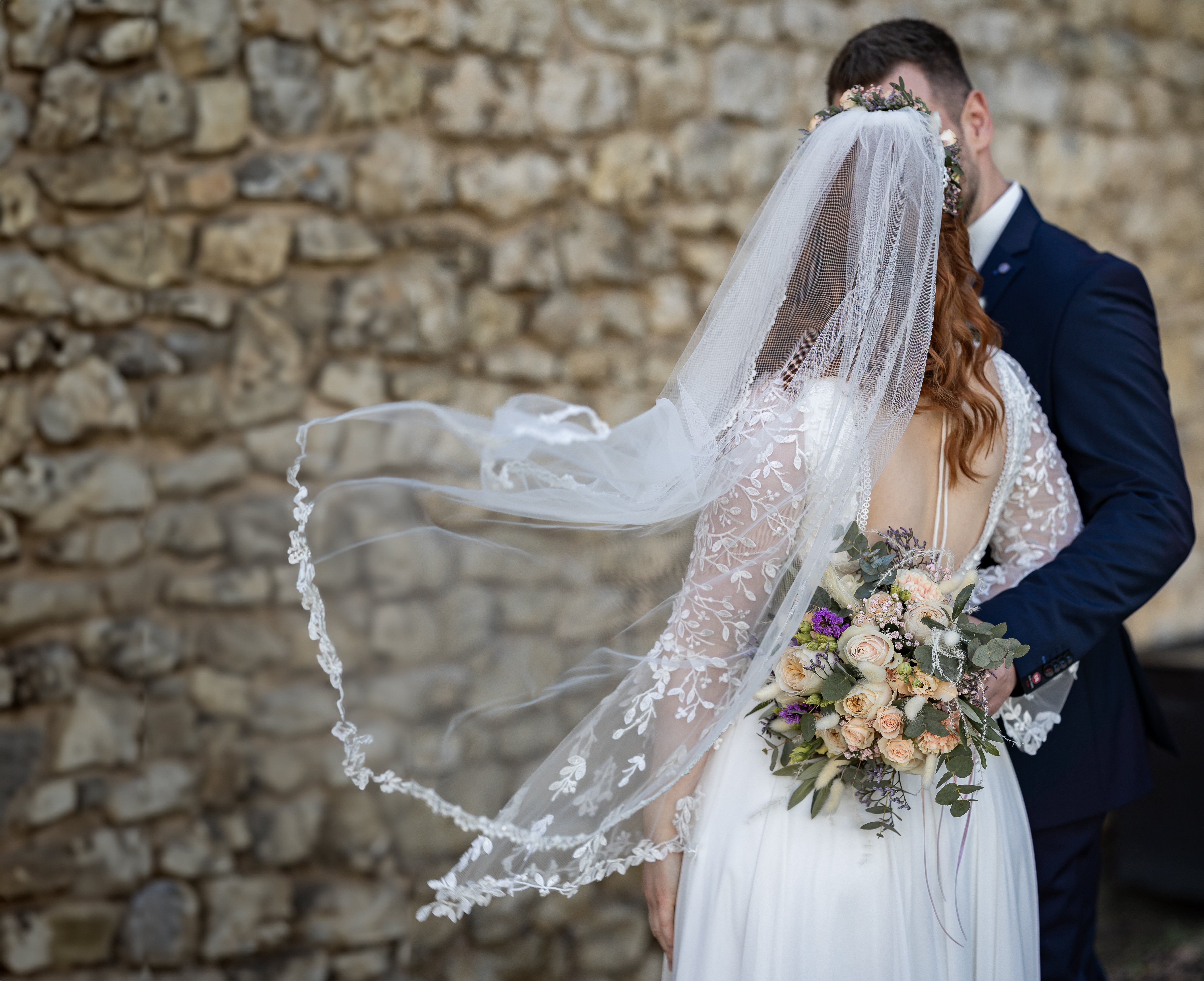 Heiraten in Alzey Braut und Bräutigam von hinten