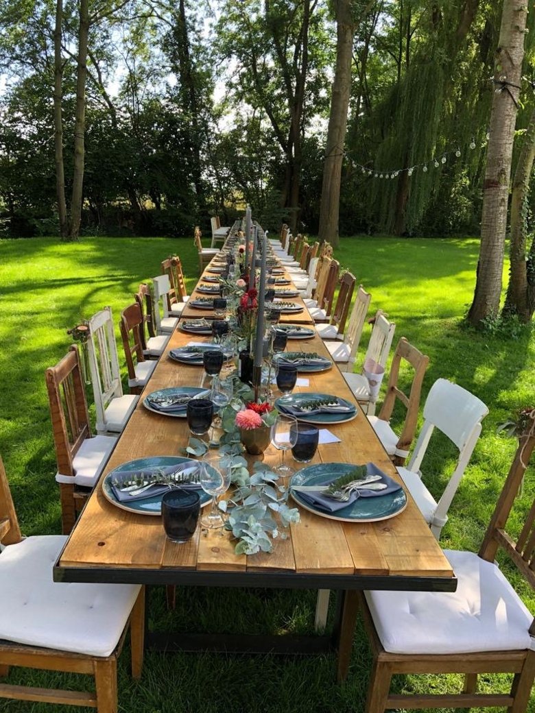 Gedeckter Tisch im Freien
