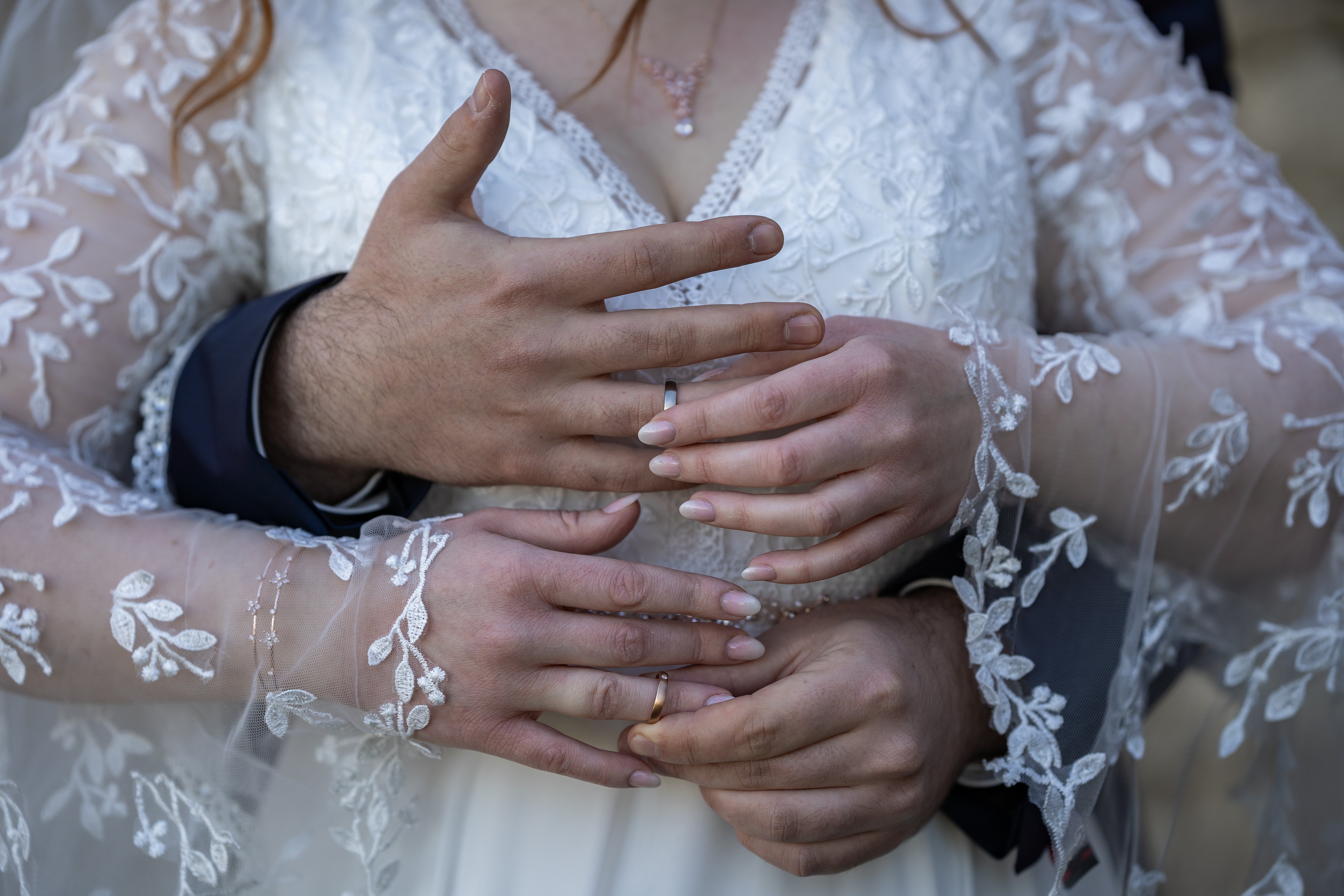 Reservierung eines Trautermins Ineinander verschlungene Hände von Braut und Bräutigam