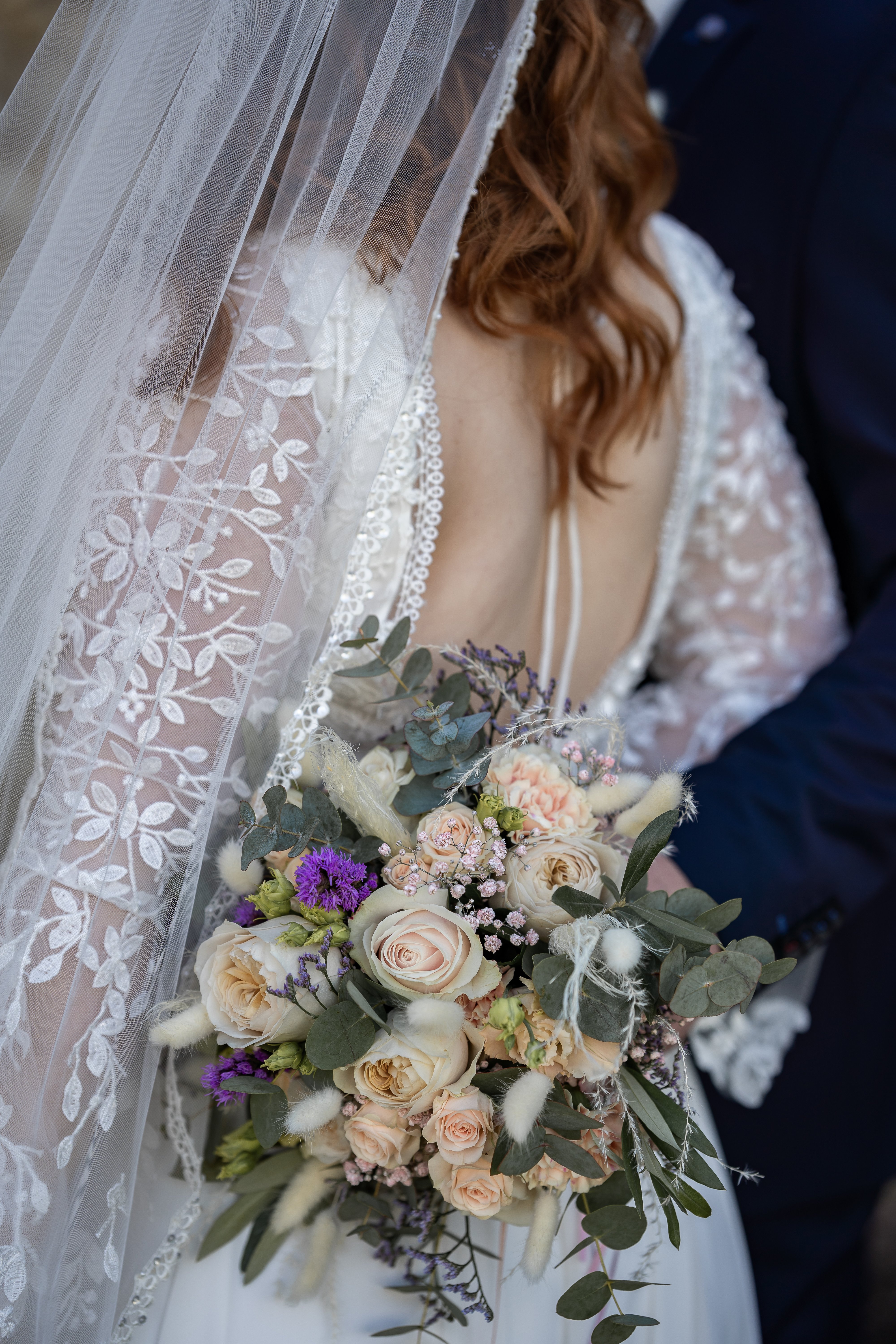 Trautermine Brautstrauß in der Farbe weiß mit der Braut