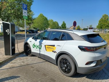 Das Leihauto des Anbieters deer am Alzeyer Bahnhof.