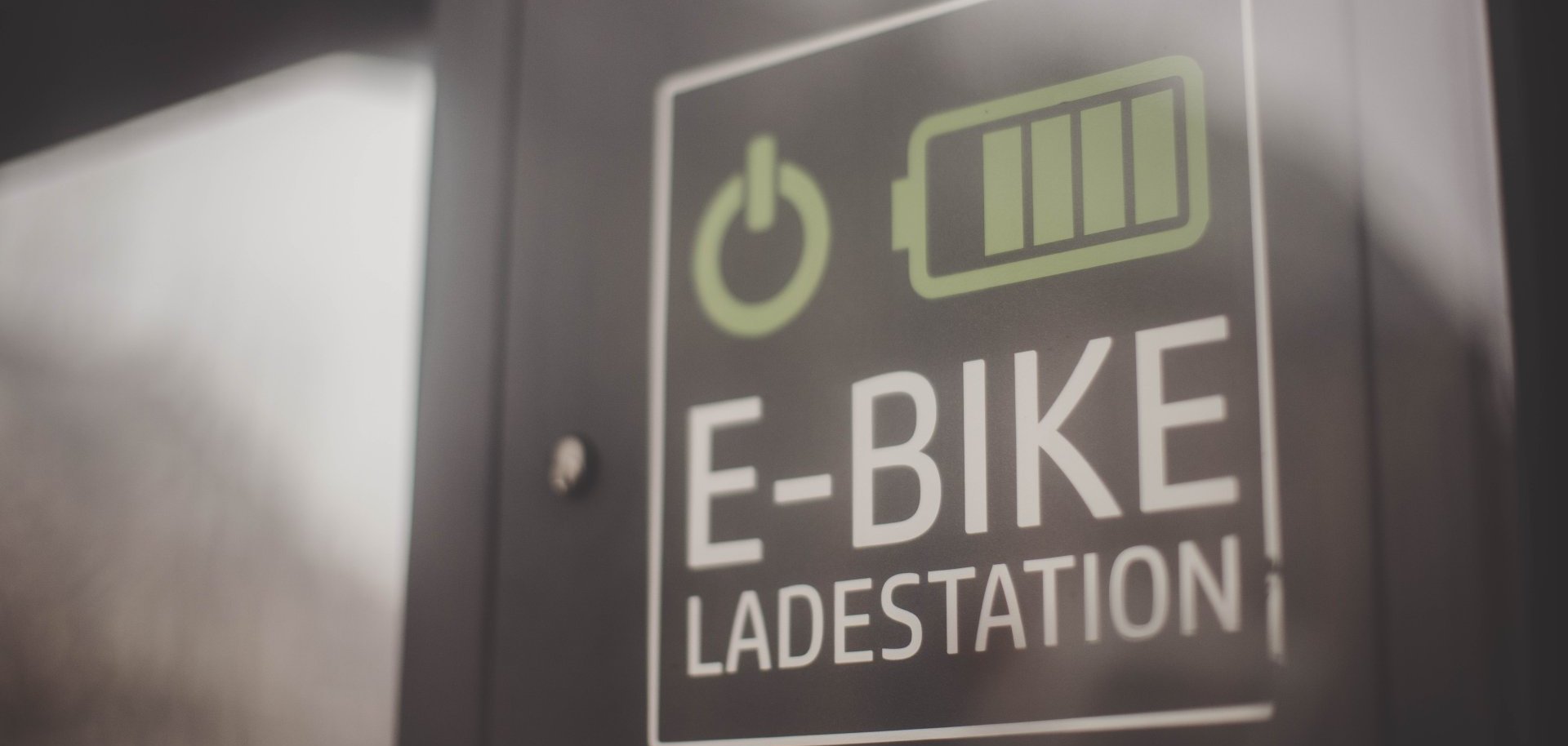 Foto einer Ladestationen für E-Bikes.