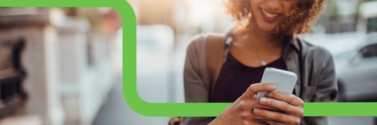 Frau schaut lachend auf ihr Handy