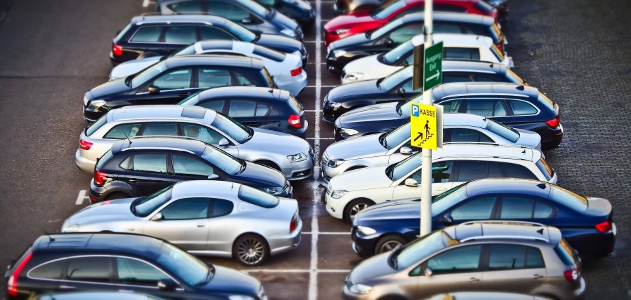 Parkende Autos auf einem öffentlichen Parkplatz