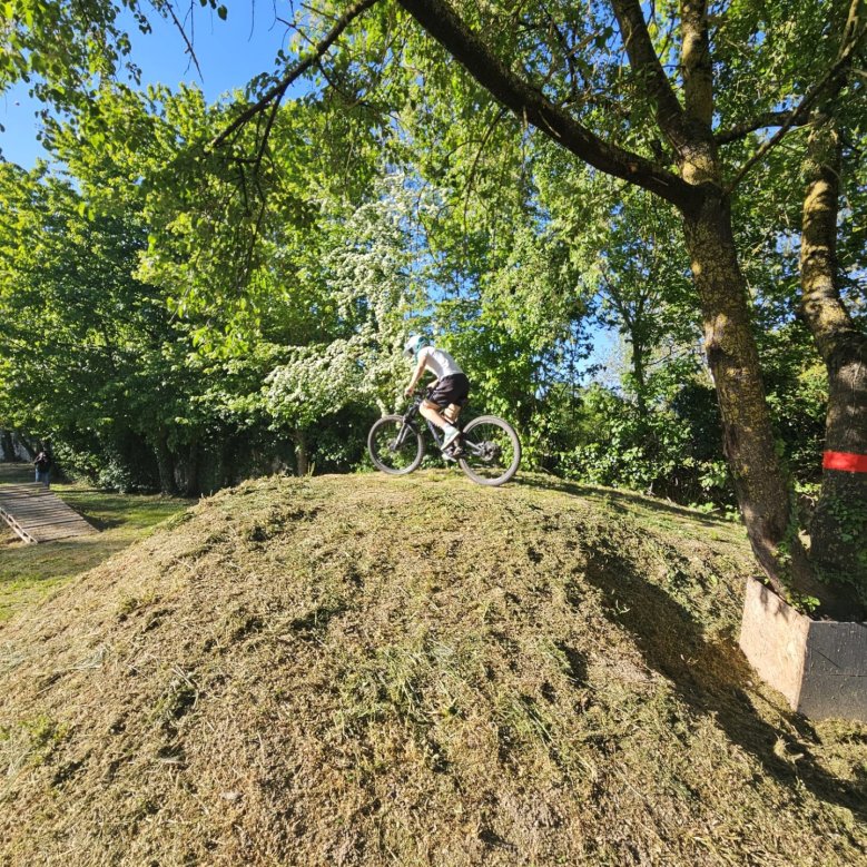ein Fahrradfahrer fährt auf einem Hügel