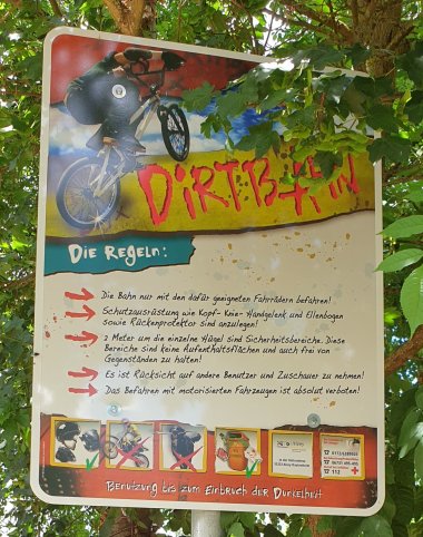 die Regeln der Dirtbahn auf einem Schild
