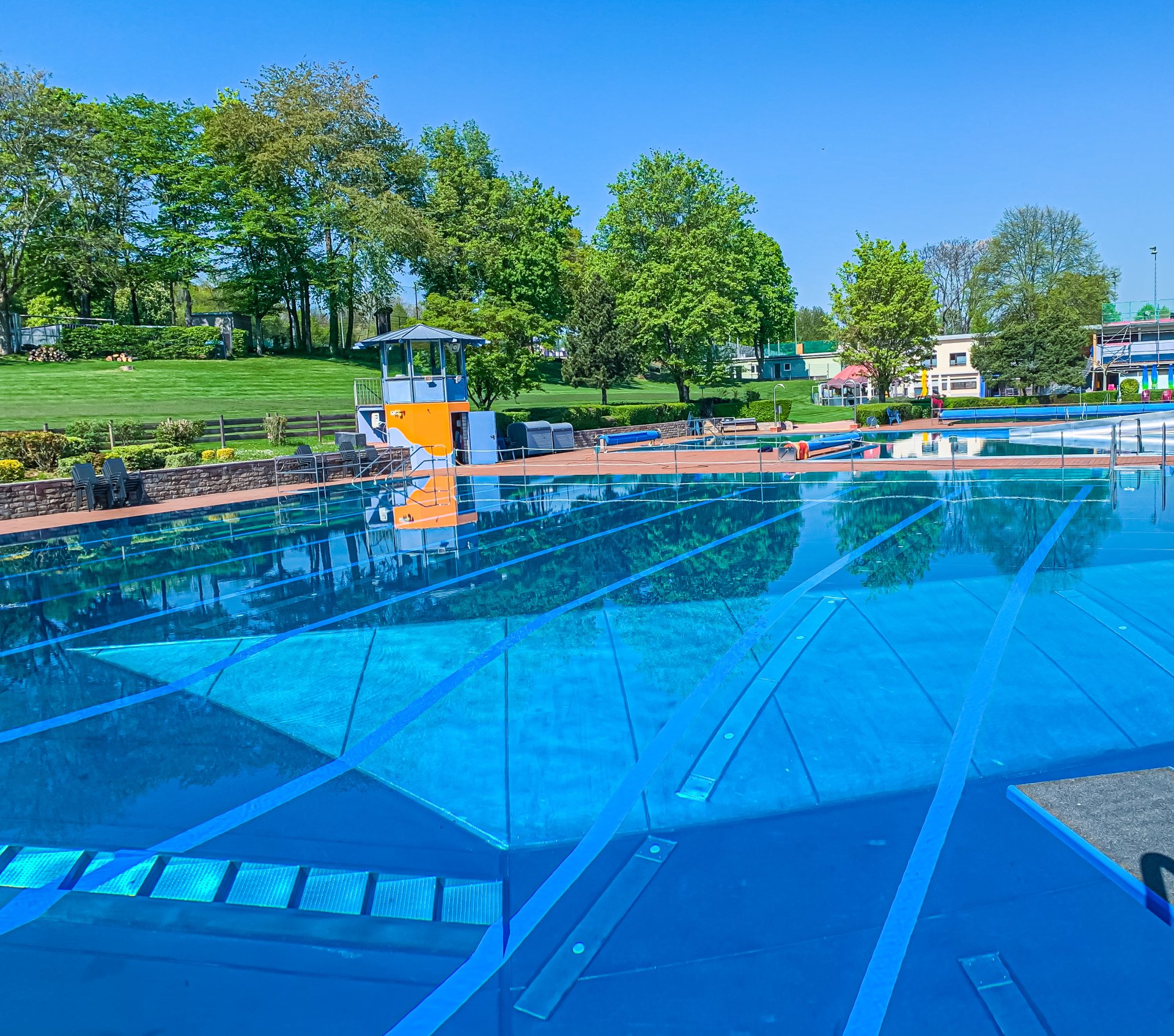 Vom Schwimmerbecken mit Blick auf das Nicht-Schwimmerbecken sowie auf den Aussichtspunkt des Bademeisters.