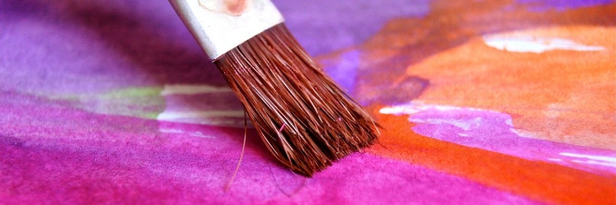 Pinsel mit Farbe