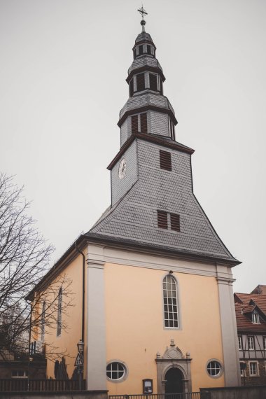 Man sieht die ehemalige lutherische Kirche "Kleine Kirche" von außen.