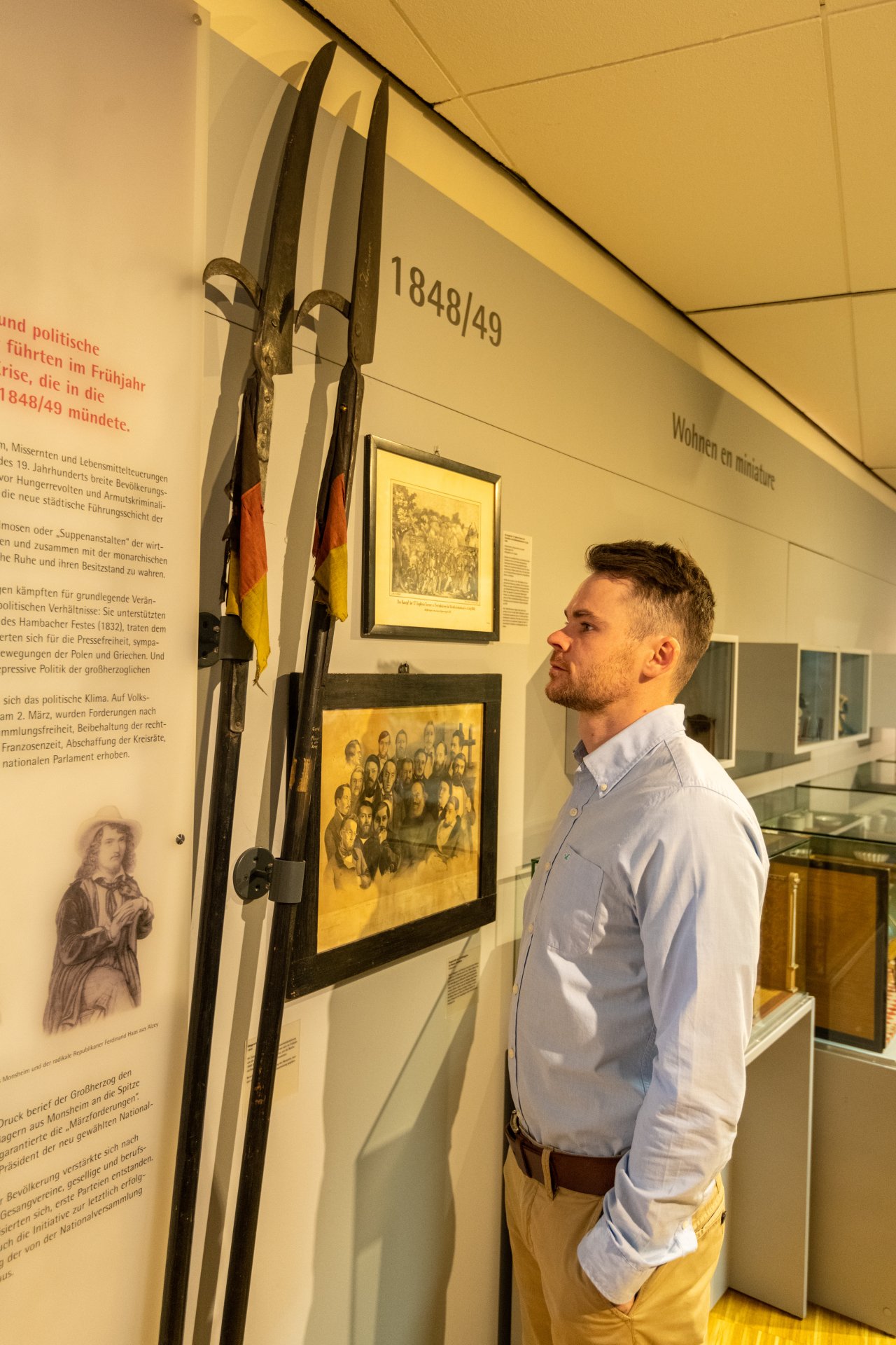 Ein Besucher im Alzeyer Museum, der sich die Ausstellung anschaut.