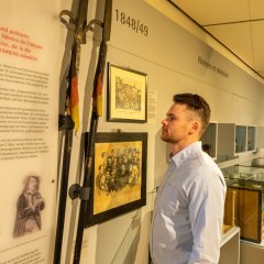 Ein Besucher im Alzeyer Museum, der sich die Ausstellung anschaut.