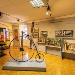 Eine Miniaturausstellung im Alzeyer Museum und ein ausgestelltes Hochrad.