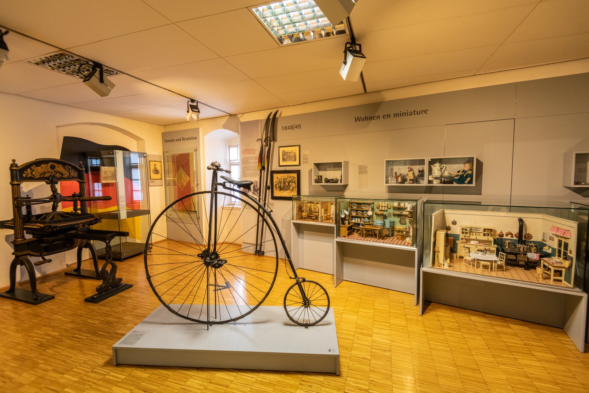 Eine Miniaturausstellung im Alzeyer Museum und ein ausgestelltes Hochrad.